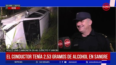 Camioneta choc&oacute; en calle Sarobe y volc&oacute;